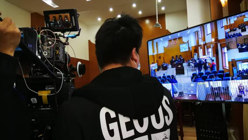 AI生成VS人工创意——共和县广告片拍摄公司的技术浪漫主义实践